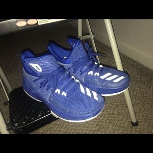Basketball shoes